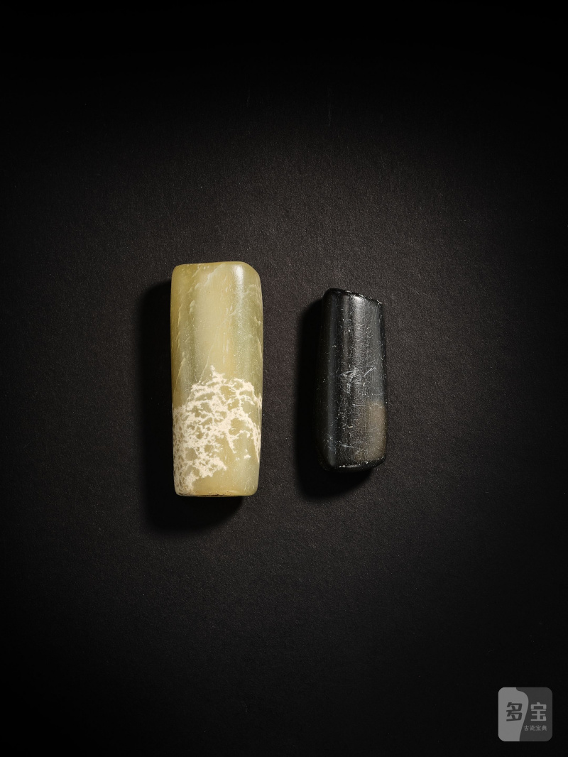 新石器時代　青玉管 及 墨玉管 | A PALE GREEN JADE BEAD AND A BLACK JADE BEAD - 图2